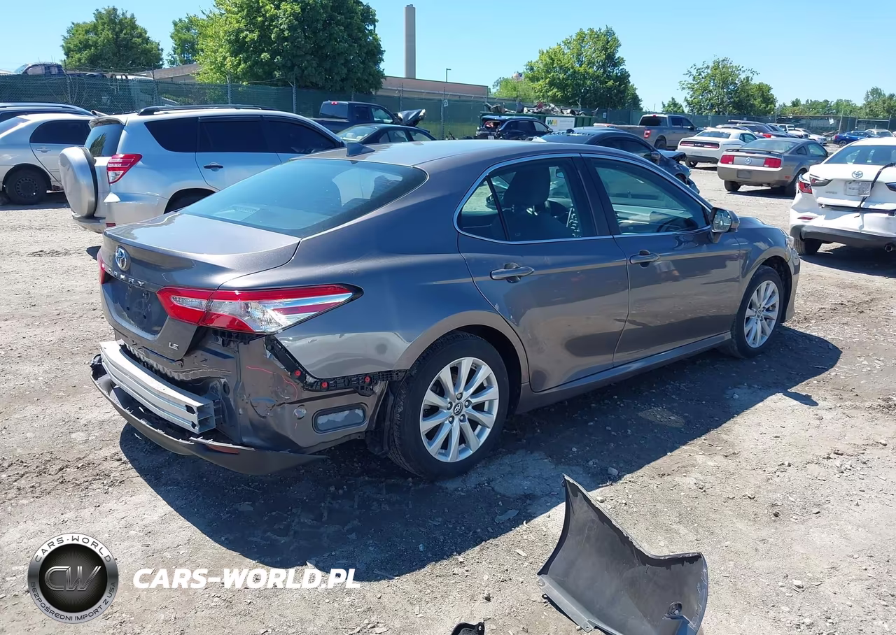 2019 Toyota Camry Le VIN:4T1B11HK5KU190807 - 4