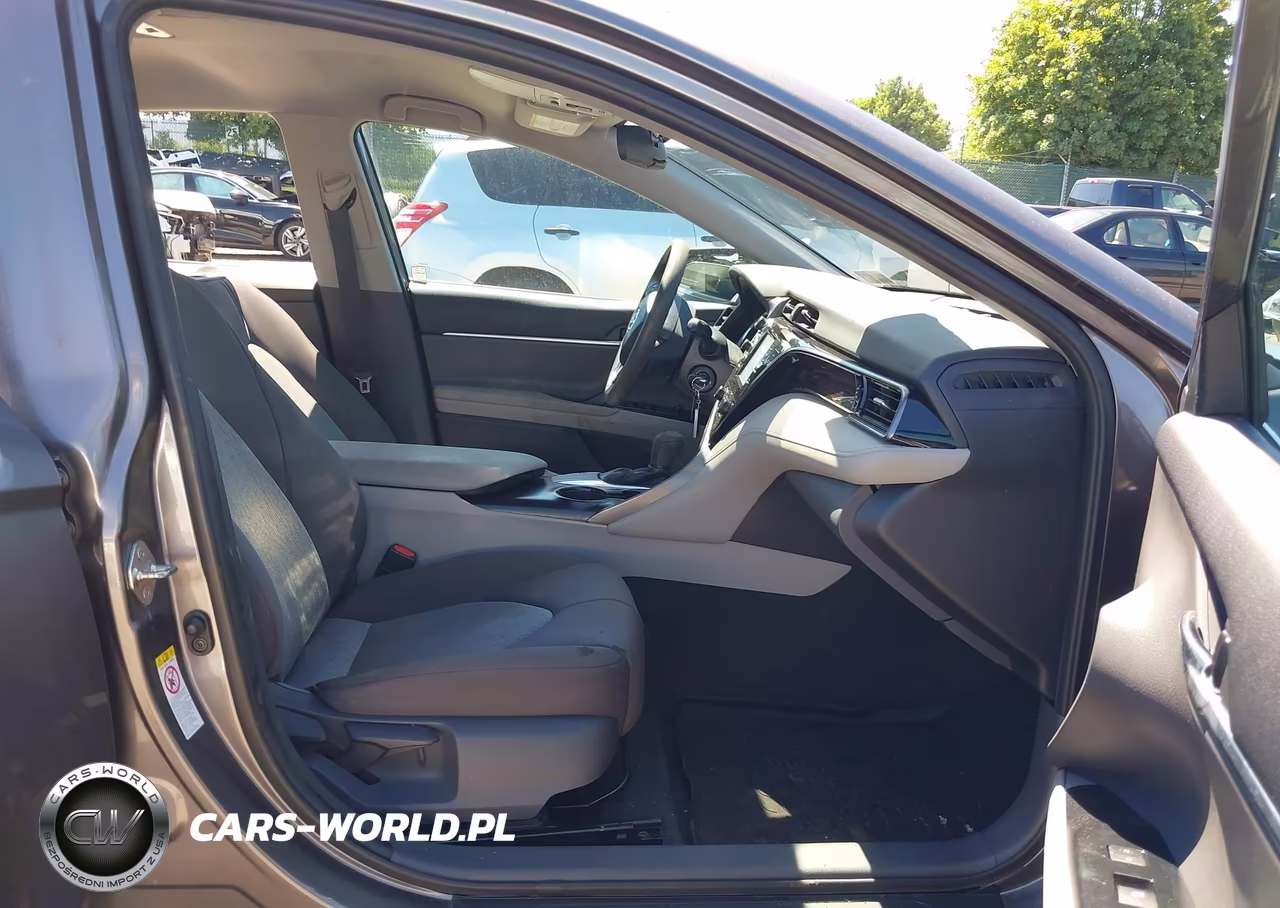 2019 Toyota Camry Le VIN:4T1B11HK5KU190807 - 5