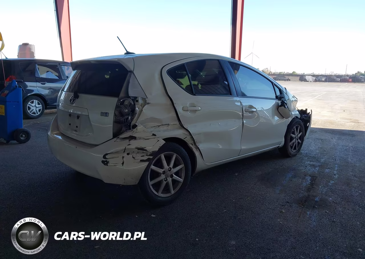 2012 Toyota Prius C Three VIN:JTDKDTB31C1507414 - 4
