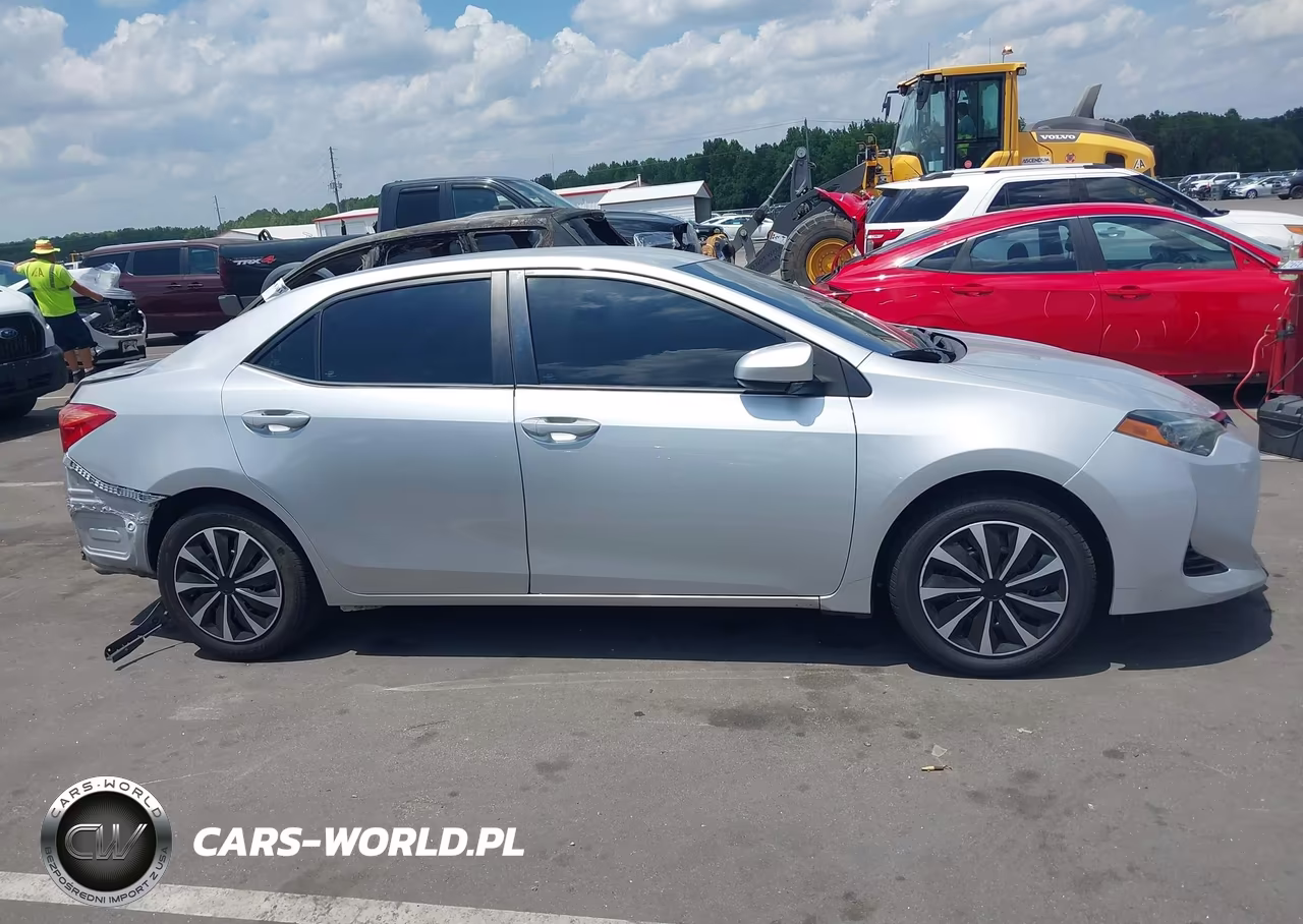 2018 Toyota Corolla Le VIN:2T1BURHE3JC047922 - 13