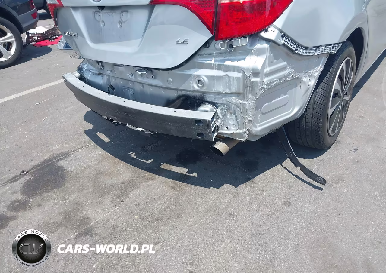 2018 Toyota Corolla Le VIN:2T1BURHE3JC047922 - 17