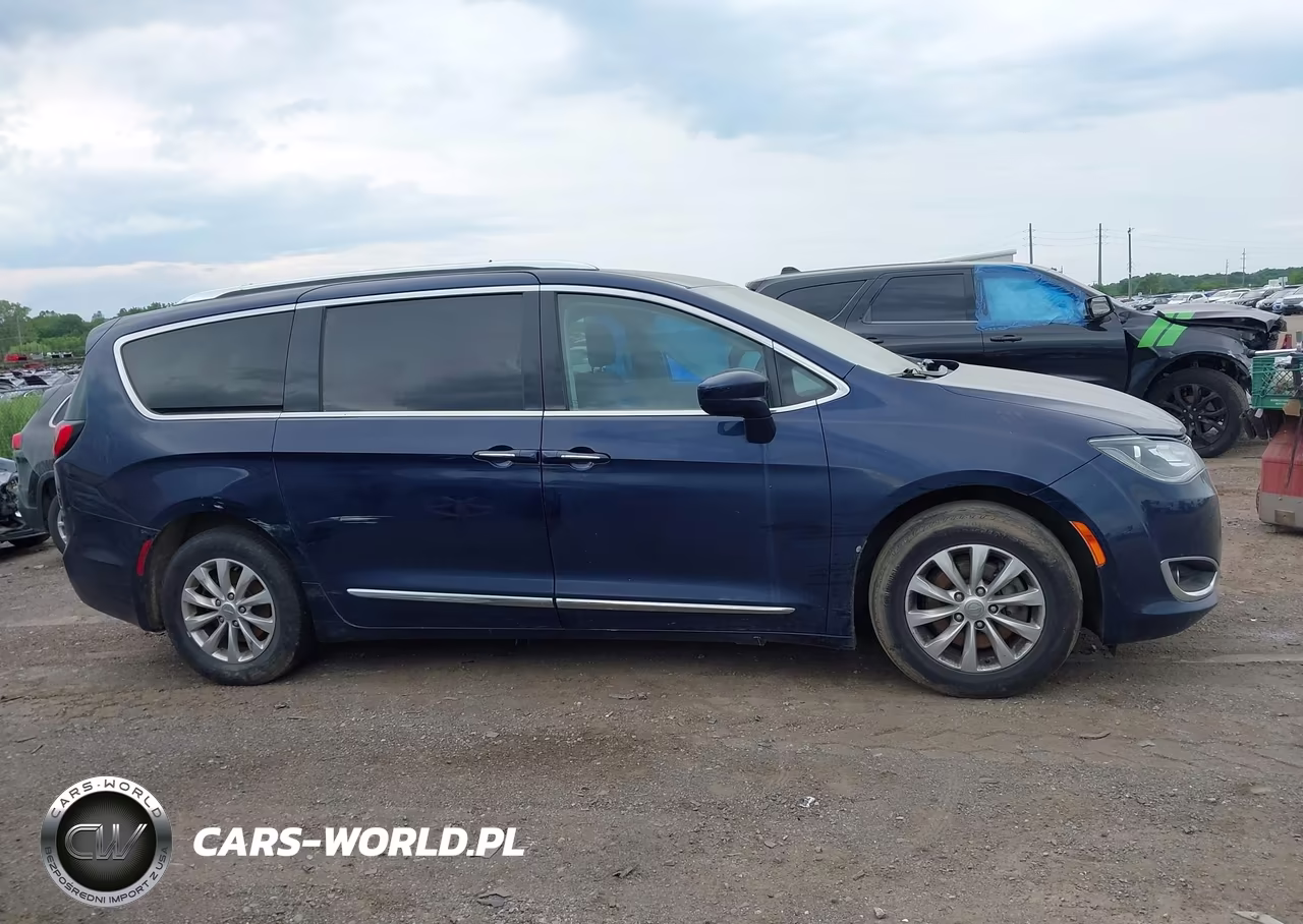 2018 Chrysler Pacifica Touring L VIN:2C4RC1BG1JR114160 - 13