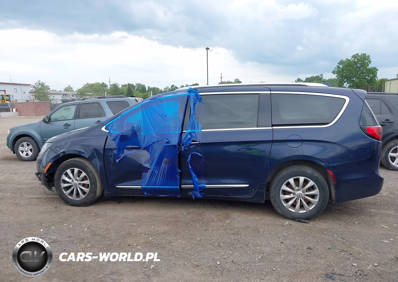 2018 Chrysler Pacifica Touring L VIN:2C4RC1BG1JR114160 - 14