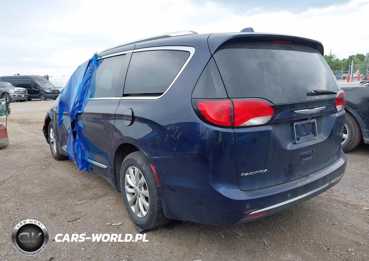2018 Chrysler Pacifica Touring L VIN:2C4RC1BG1JR114160 - 3