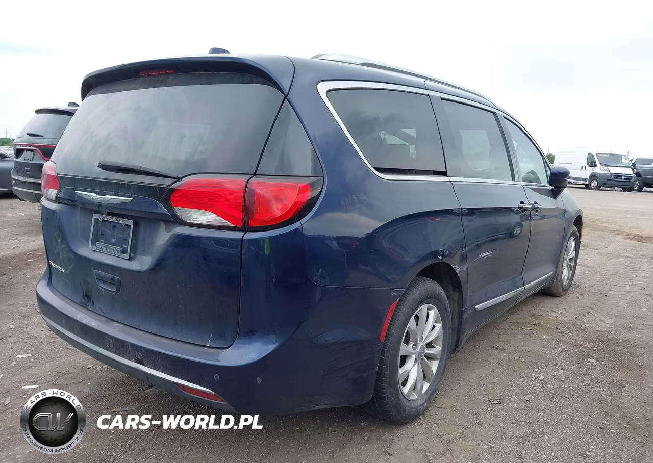 2018 Chrysler Pacifica Touring L VIN:2C4RC1BG1JR114160 - 4