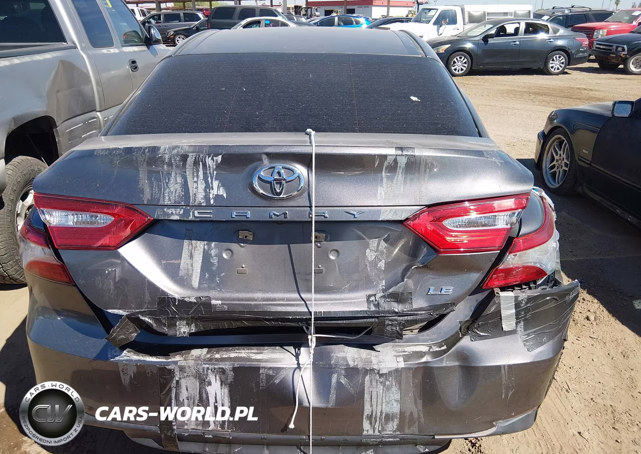 2018 Toyota Camry Le VIN:4T1B11HK2JU014702 - 16