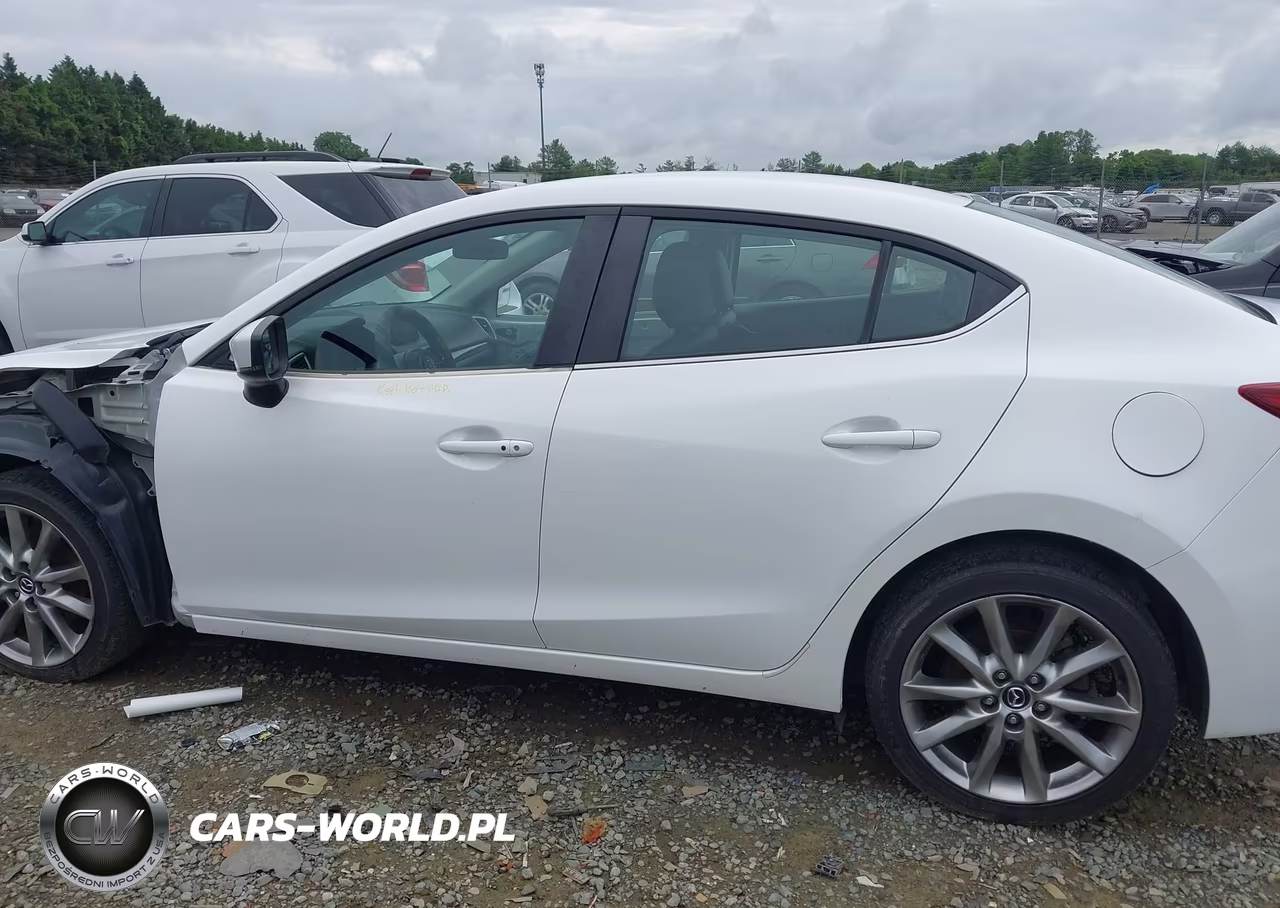 2018 Mazda Mazda3 Touring VIN:3MZBN1V32JM163456 - 15