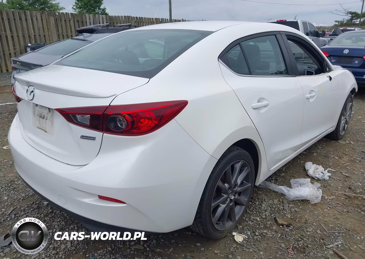 2018 Mazda Mazda3 Touring VIN:3MZBN1V32JM163456 - 4