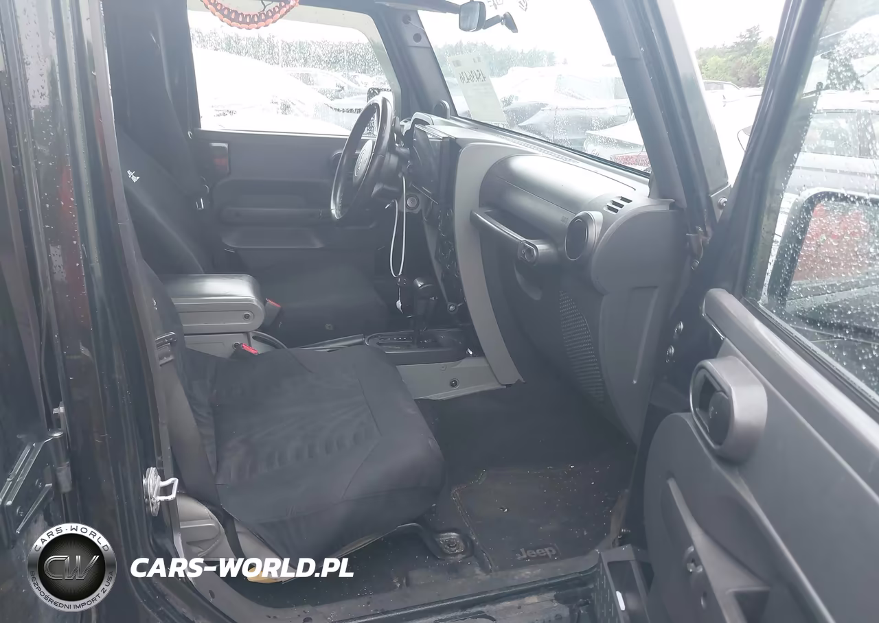 2010 Jeep Wrangler Unlimited Sport VIN:1J4BA3H12AL127542 - 5
