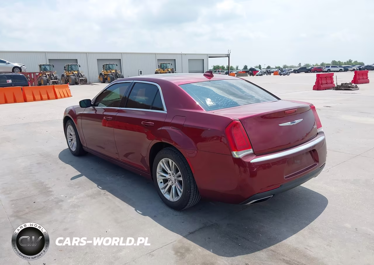 2018 Chrysler 300 Touring L VIN:2C3CCAAG7JH130171 - 3