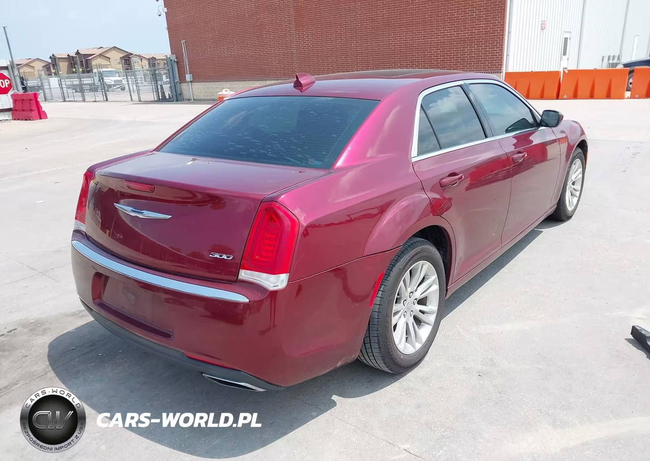 2018 Chrysler 300 Touring L VIN:2C3CCAAG7JH130171 - 4