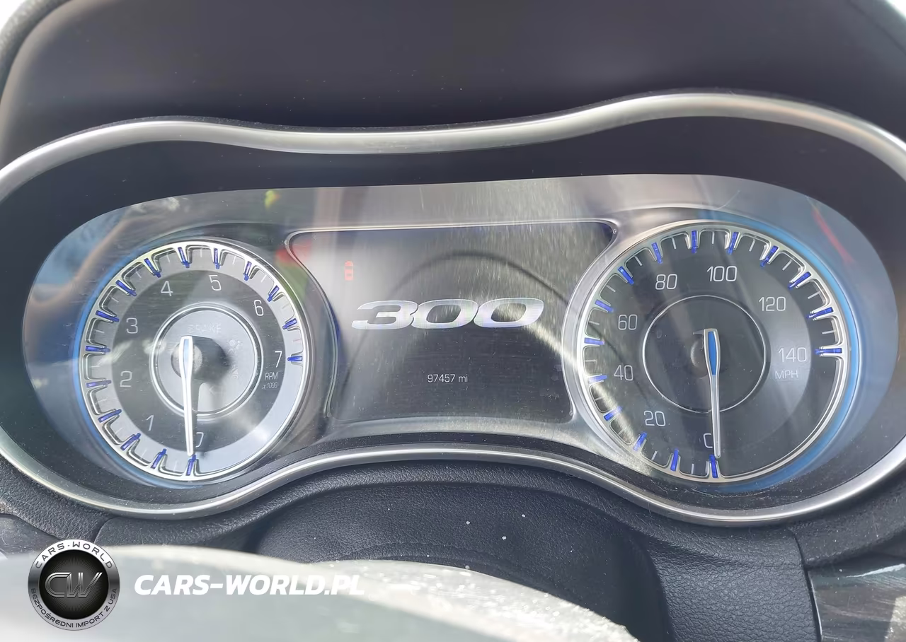 2018 Chrysler 300 Touring L VIN:2C3CCAAG7JH130171 - 7