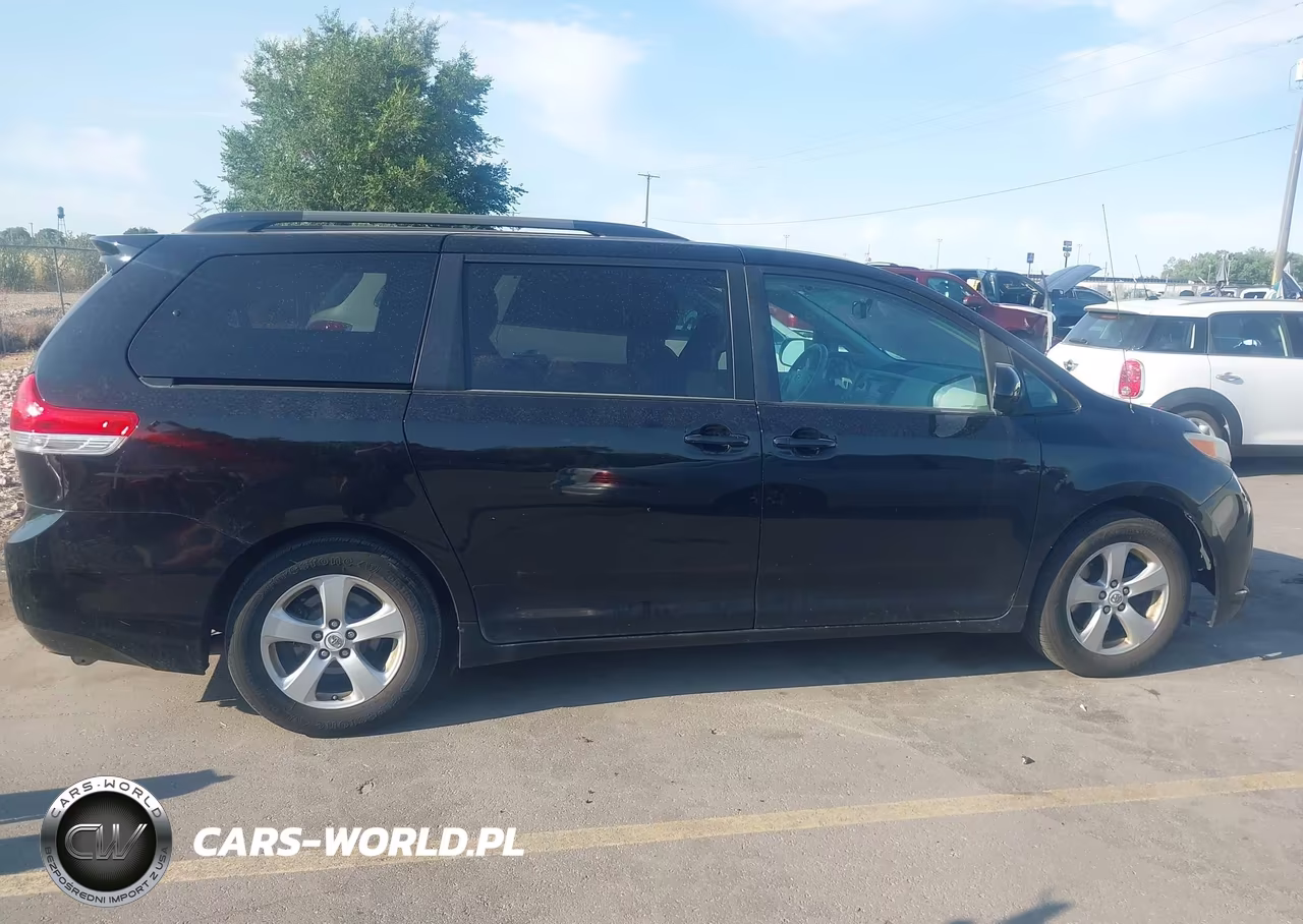 2011 Toyota Sienna Le V6 VIN:5TDKK3DCXBS025089 - 13
