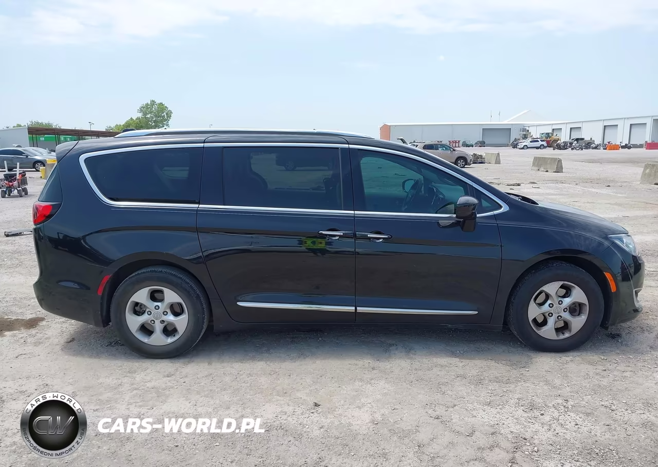 2017 Chrysler Pacifica Touring-L Plus VIN:2C4RC1EG6HR644498 - 13
