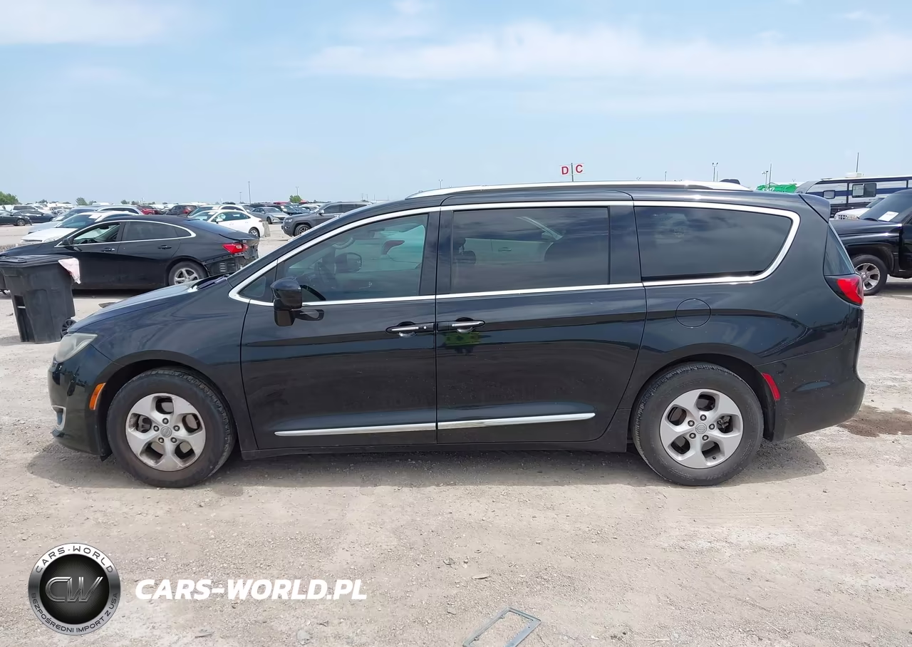 2017 Chrysler Pacifica Touring-L Plus VIN:2C4RC1EG6HR644498 - 14