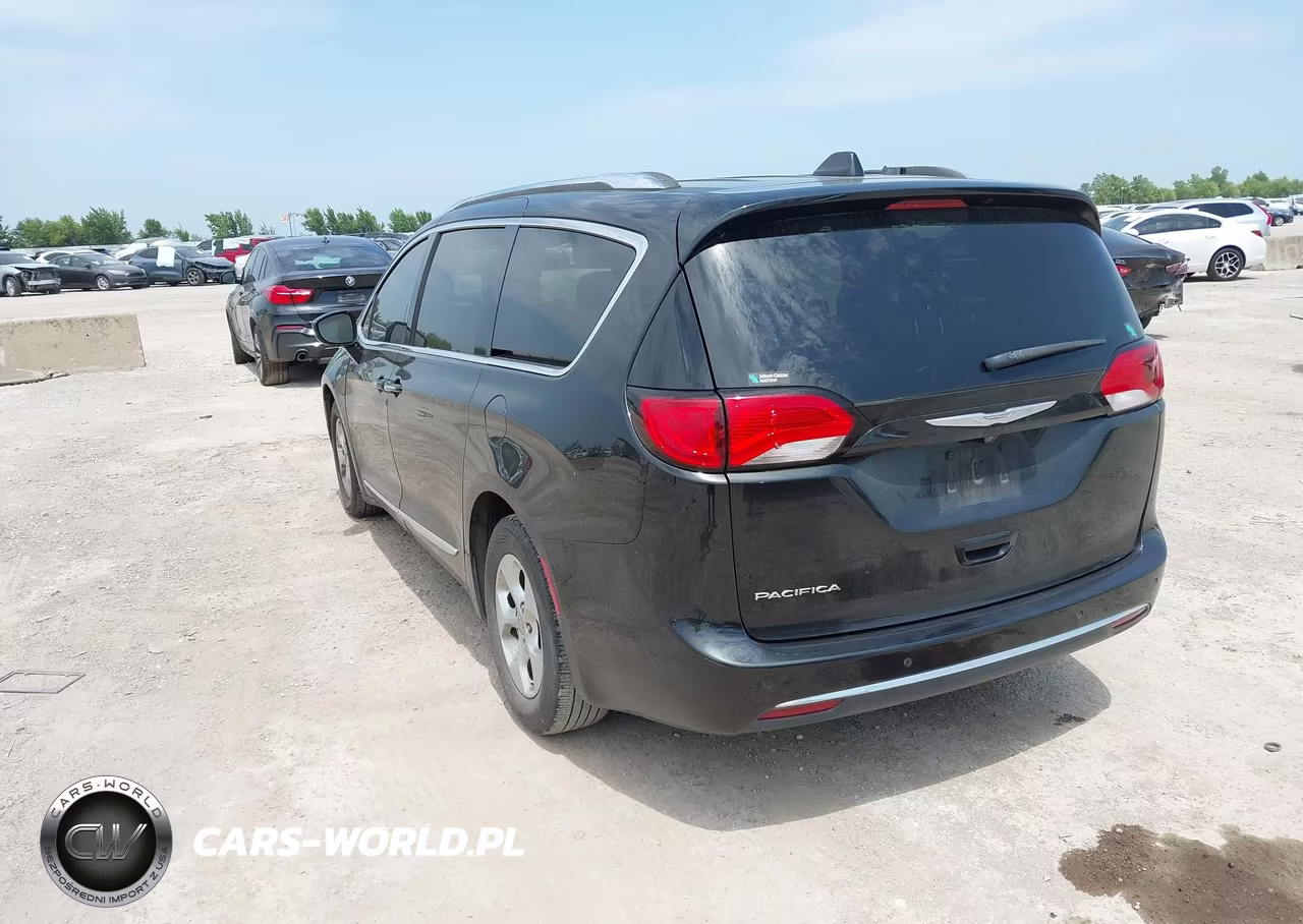2017 Chrysler Pacifica Touring-L Plus VIN:2C4RC1EG6HR644498 - 3