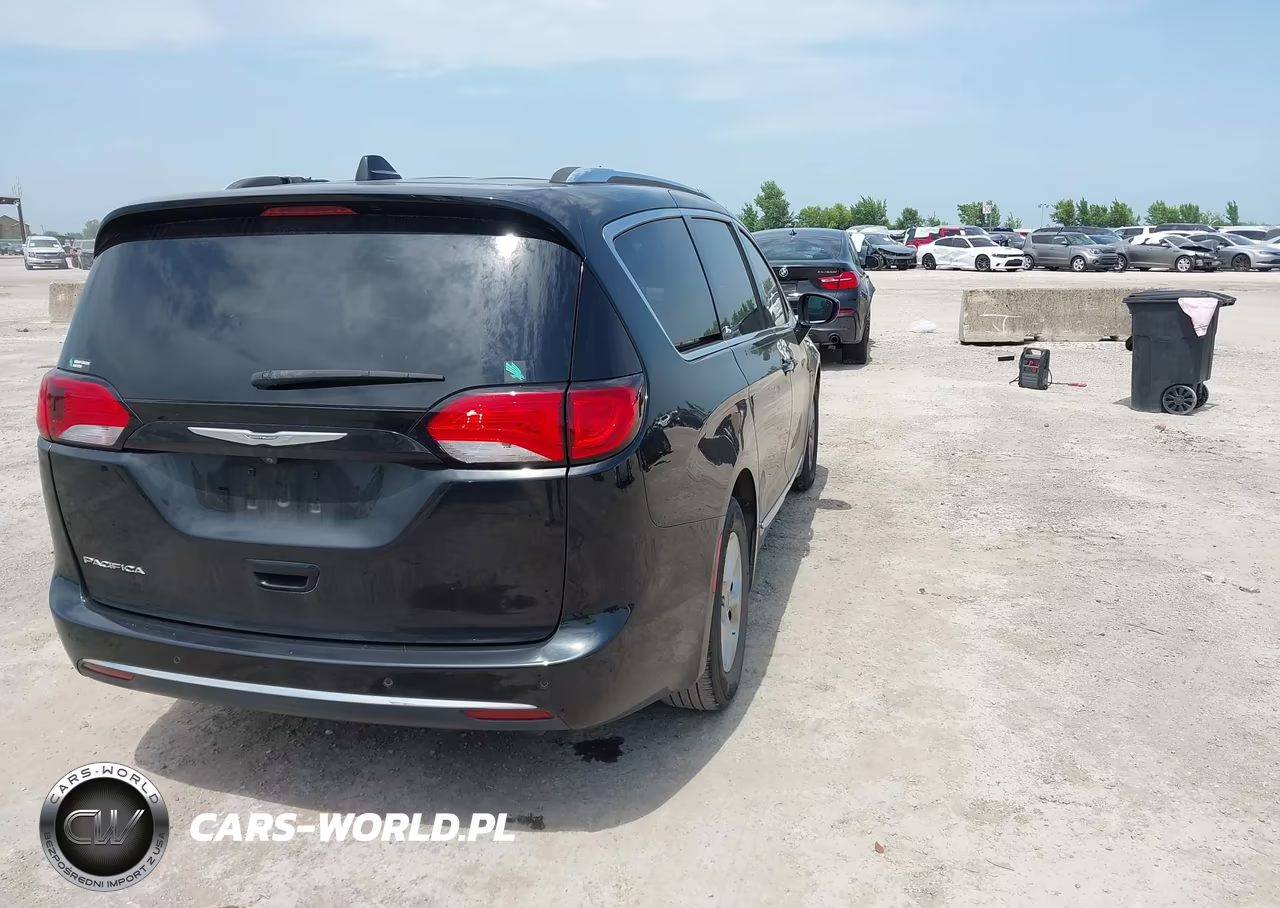 2017 Chrysler Pacifica Touring-L Plus VIN:2C4RC1EG6HR644498 - 4