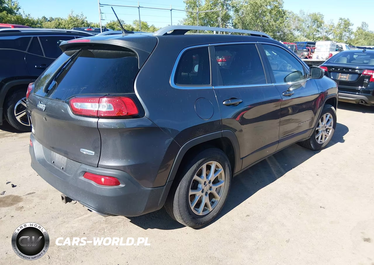 2015 Jeep Cherokee Latitude VIN:1C4PJMCS2FW768293 - 4