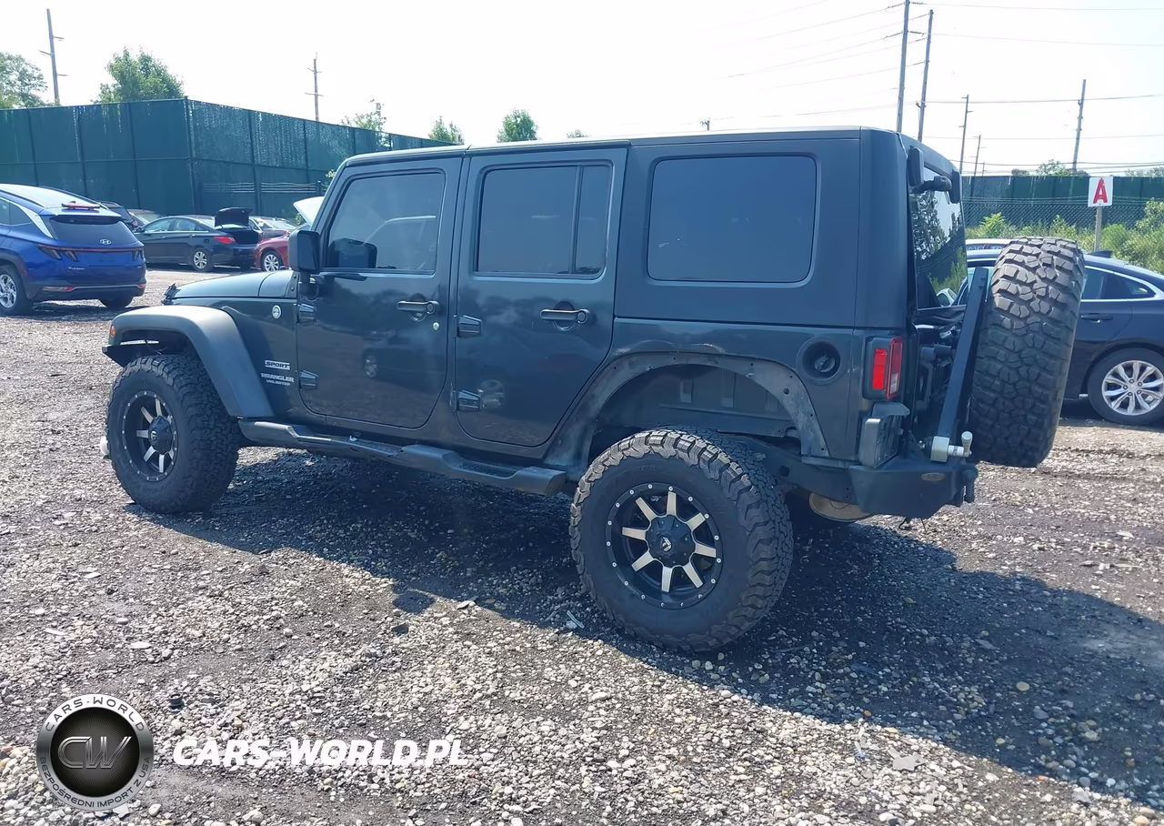2010 Jeep Wrangler Unlimited Sport VIN:1J4BA3H10AL142458 - 3