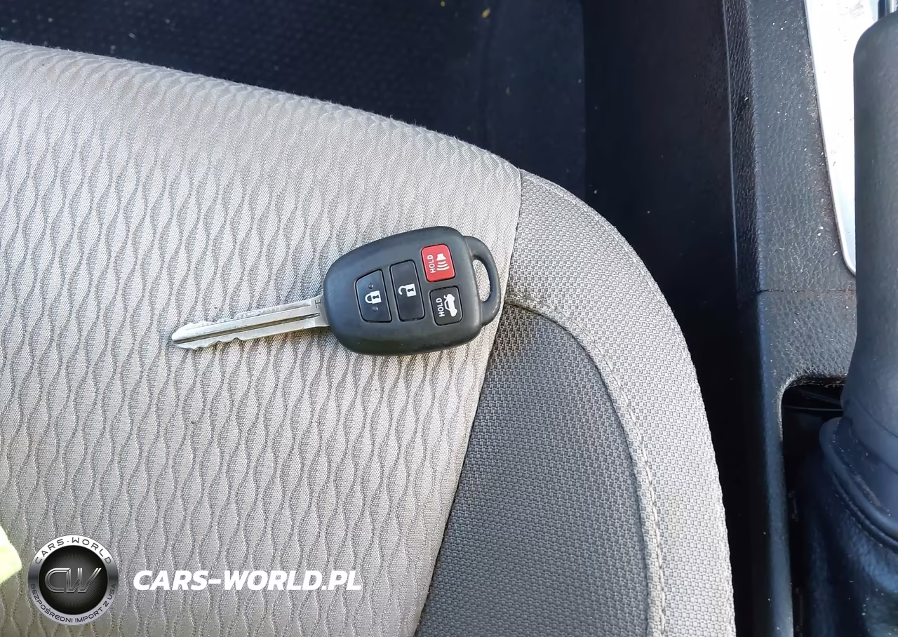 2018 Toyota Corolla Le VIN:5YFBURHEXJP834236 - 11