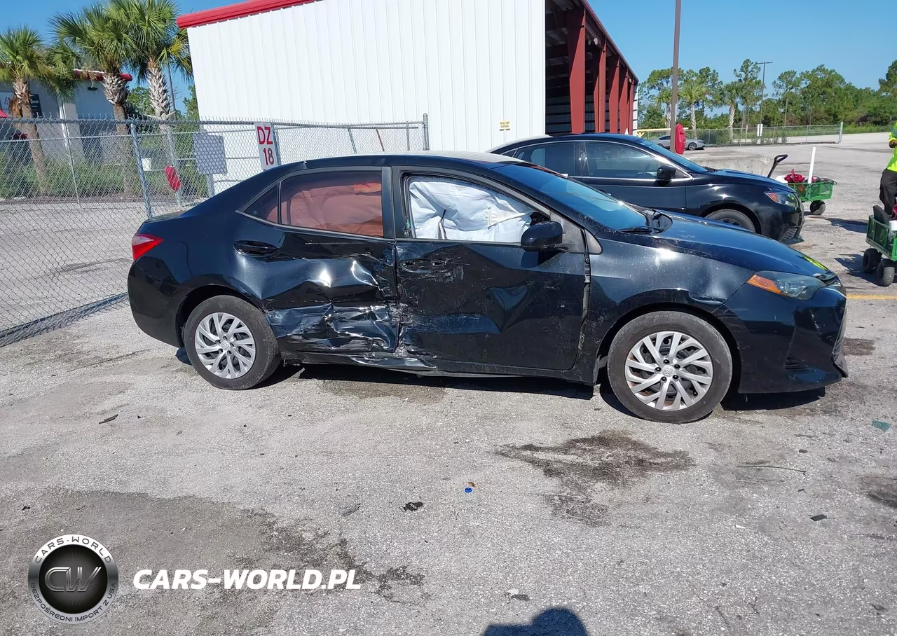 2018 Toyota Corolla Le VIN:5YFBURHEXJP834236 - 13