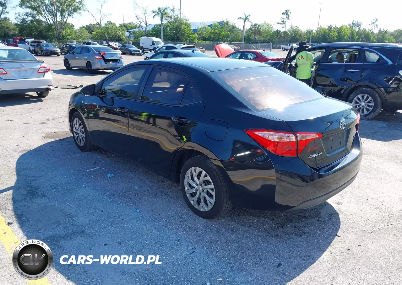 2018 Toyota Corolla Le VIN:5YFBURHEXJP834236 - 3