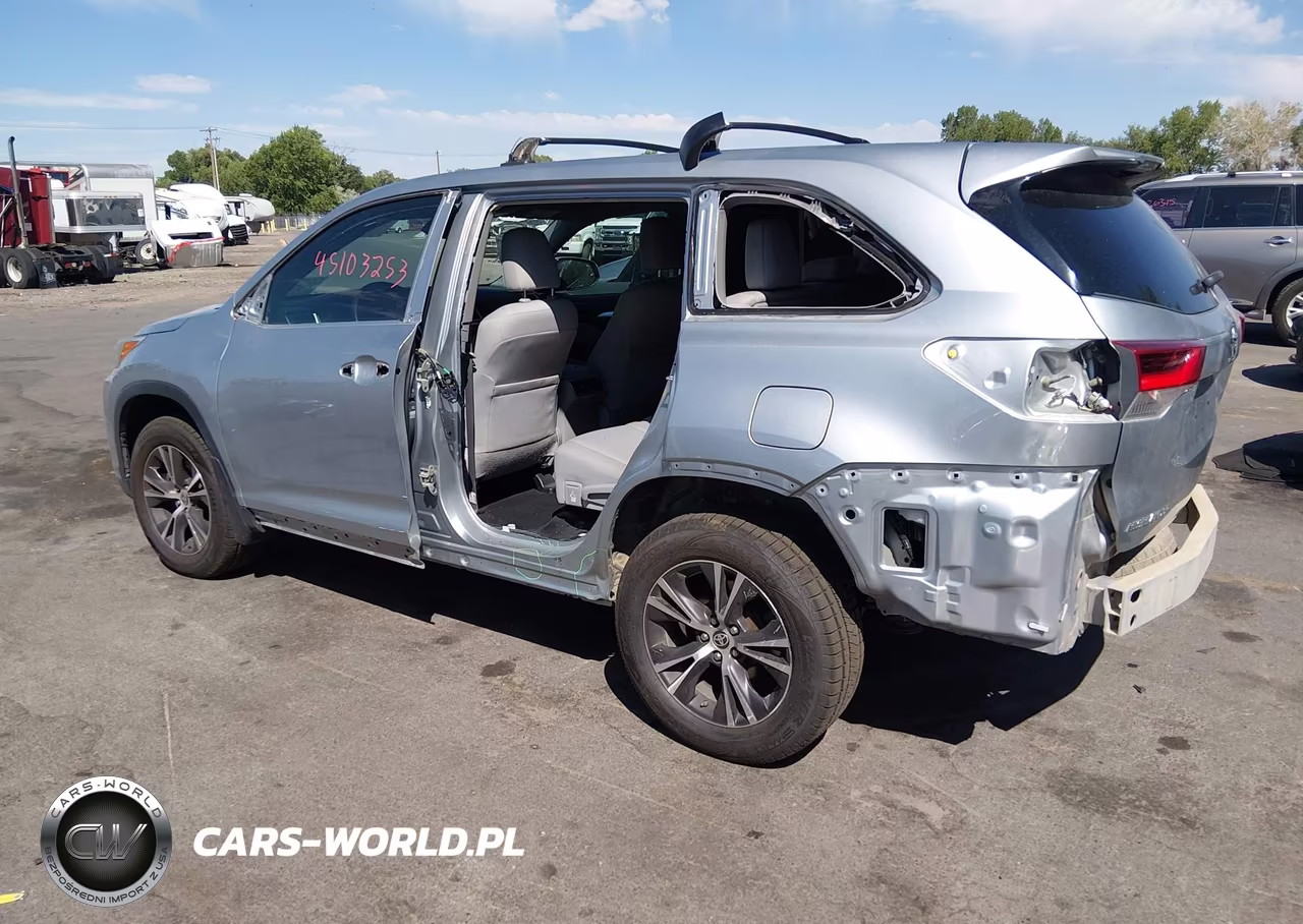 2019 Toyota Highlander Le VIN:5TDBZRFH0KS747792 - 3