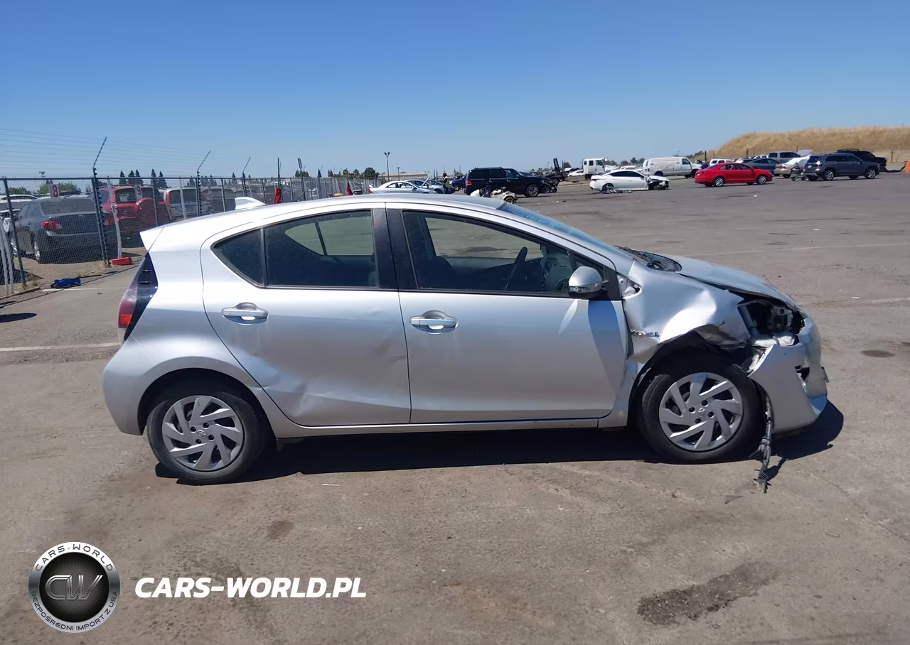 2015 Toyota Prius C Two VIN:JTDKDTB3XF1585923 - 13