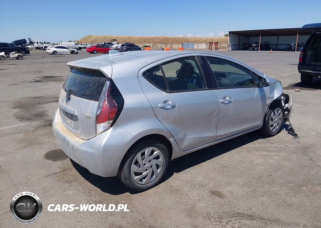 2015 Toyota Prius C Two VIN:JTDKDTB3XF1585923 - 4