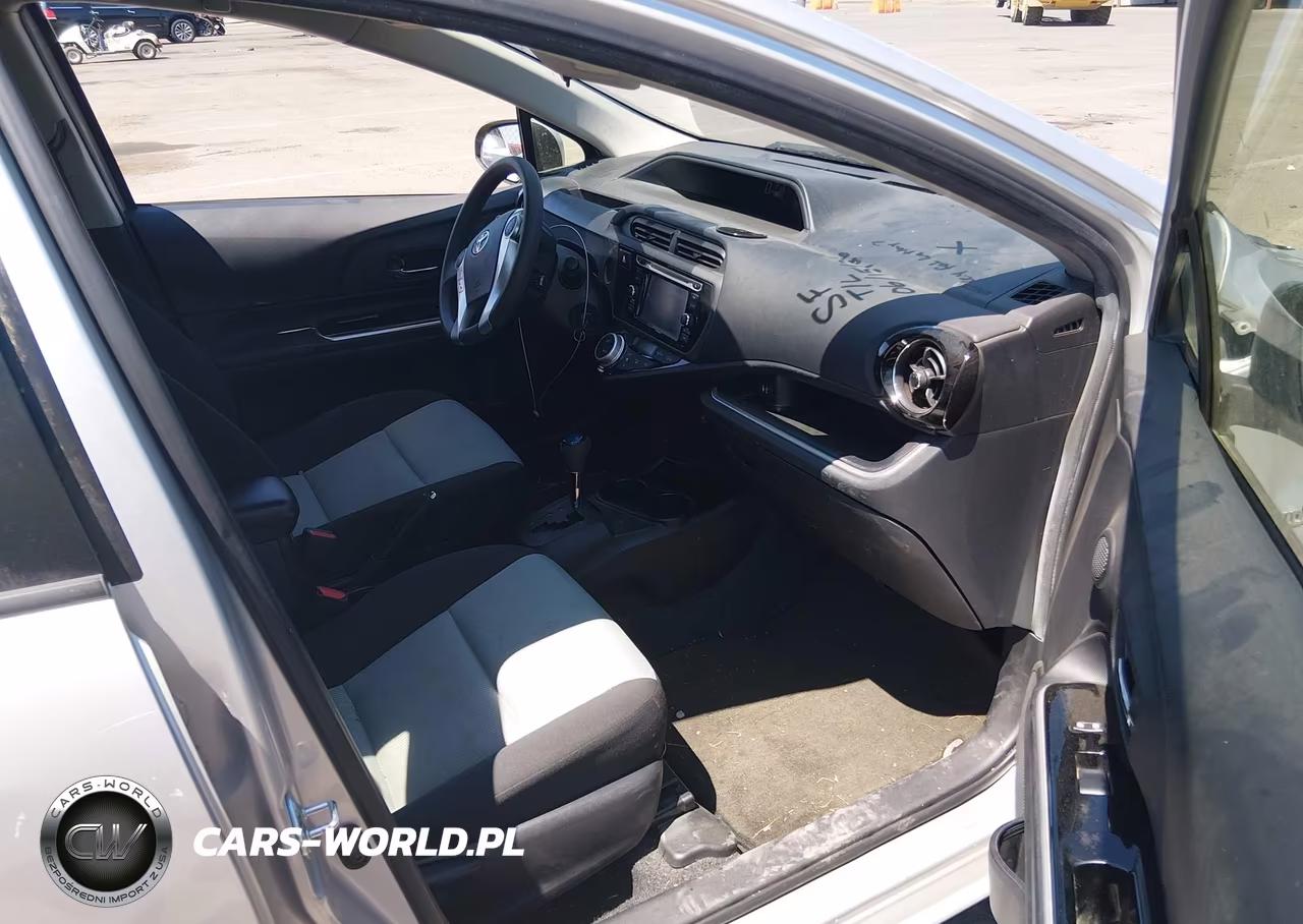 2015 Toyota Prius C Two VIN:JTDKDTB3XF1585923 - 5