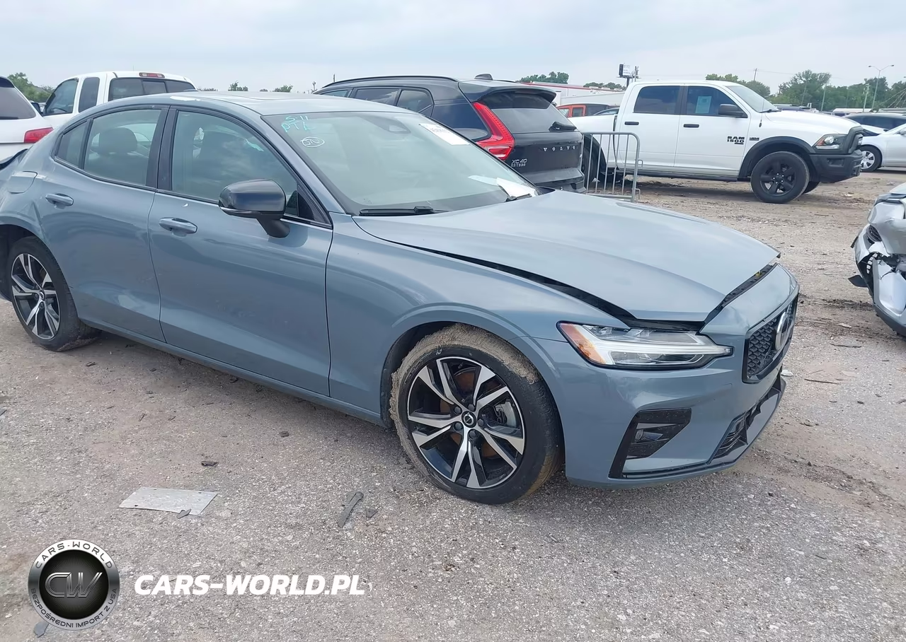 2024 Volvo S60 B5 Core Dark Theme – zdjęcie 1 z 16