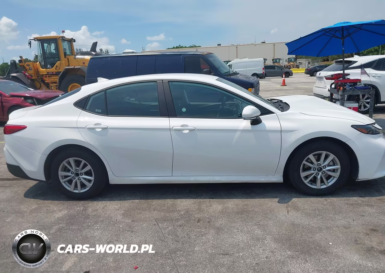 2025 Toyota Camry Le VIN:4T1DAACK1SU583879 - 13