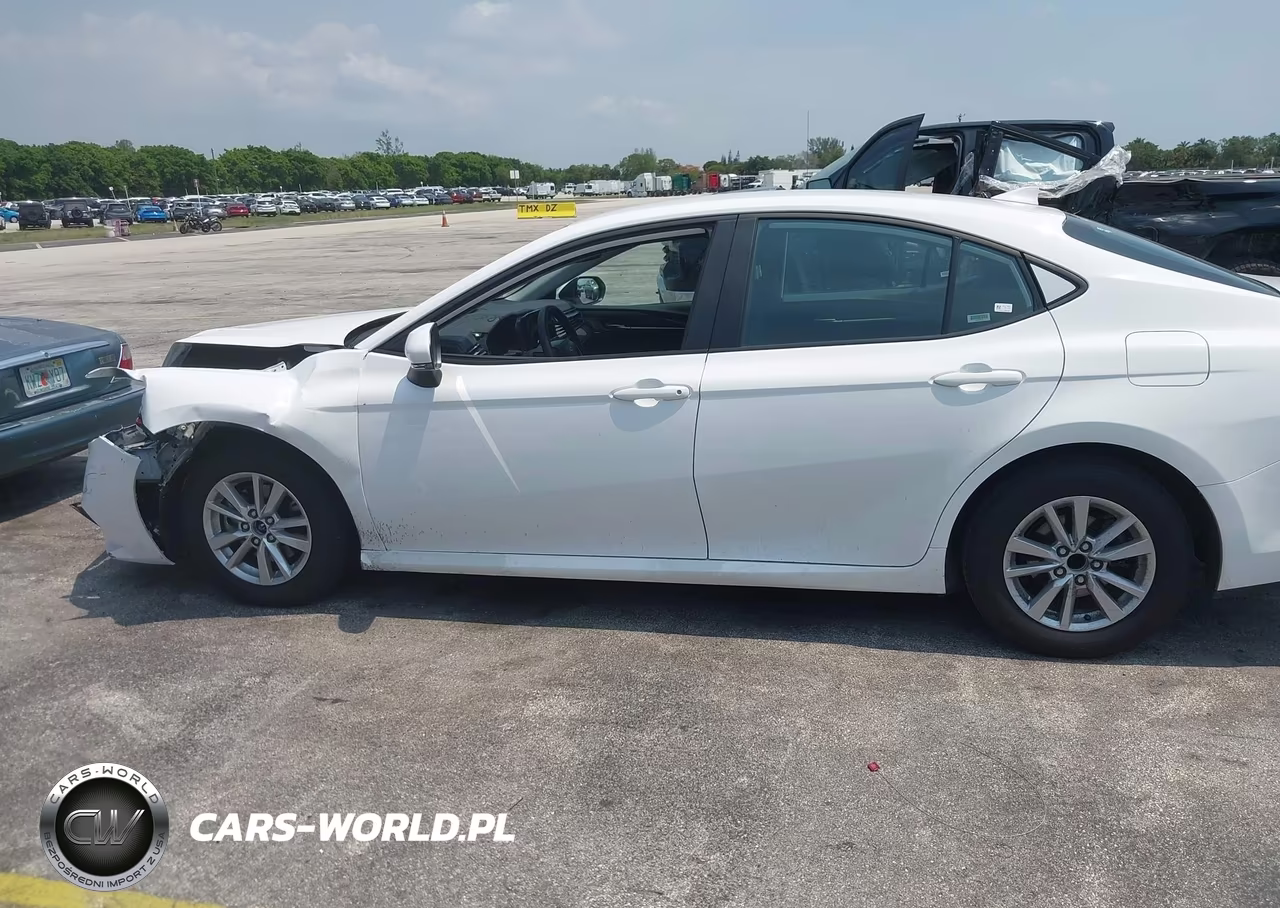 2025 Toyota Camry Le VIN:4T1DAACK1SU583879 - 14