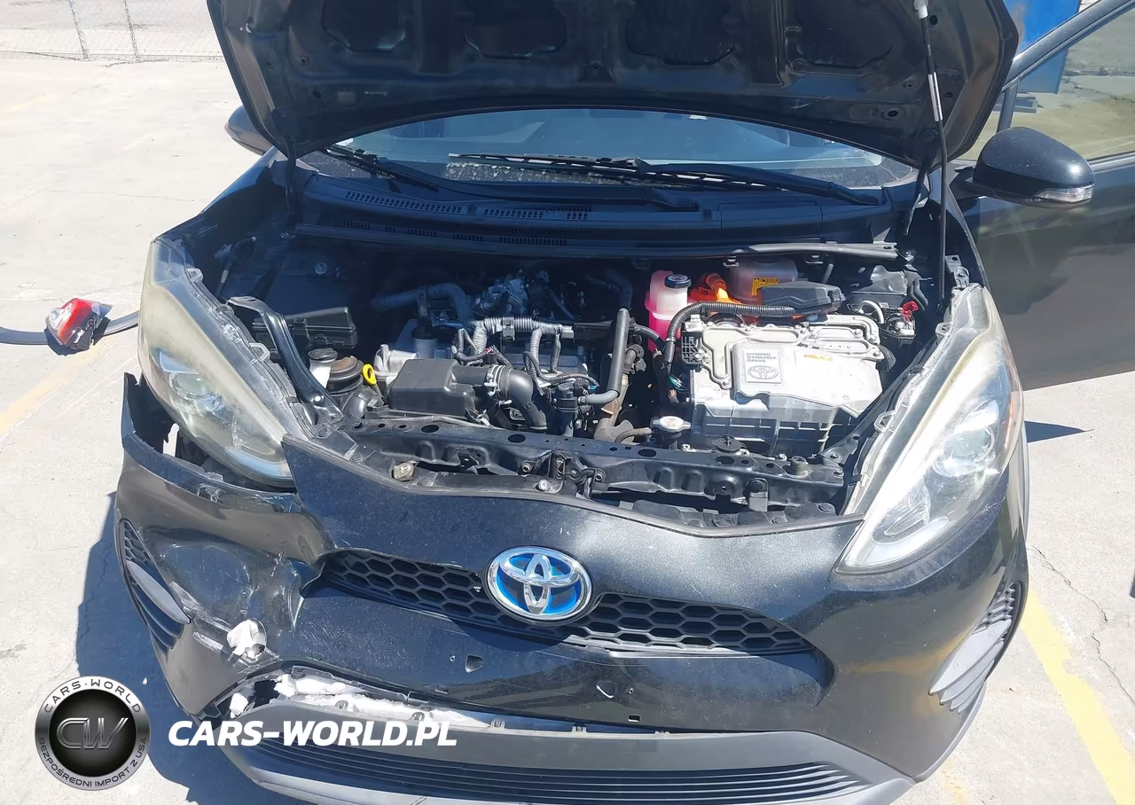 2018 Toyota Prius C One VIN:JTDKDTB38J1615137 - 10