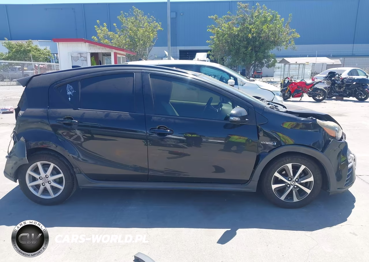 2018 Toyota Prius C One VIN:JTDKDTB38J1615137 - 16