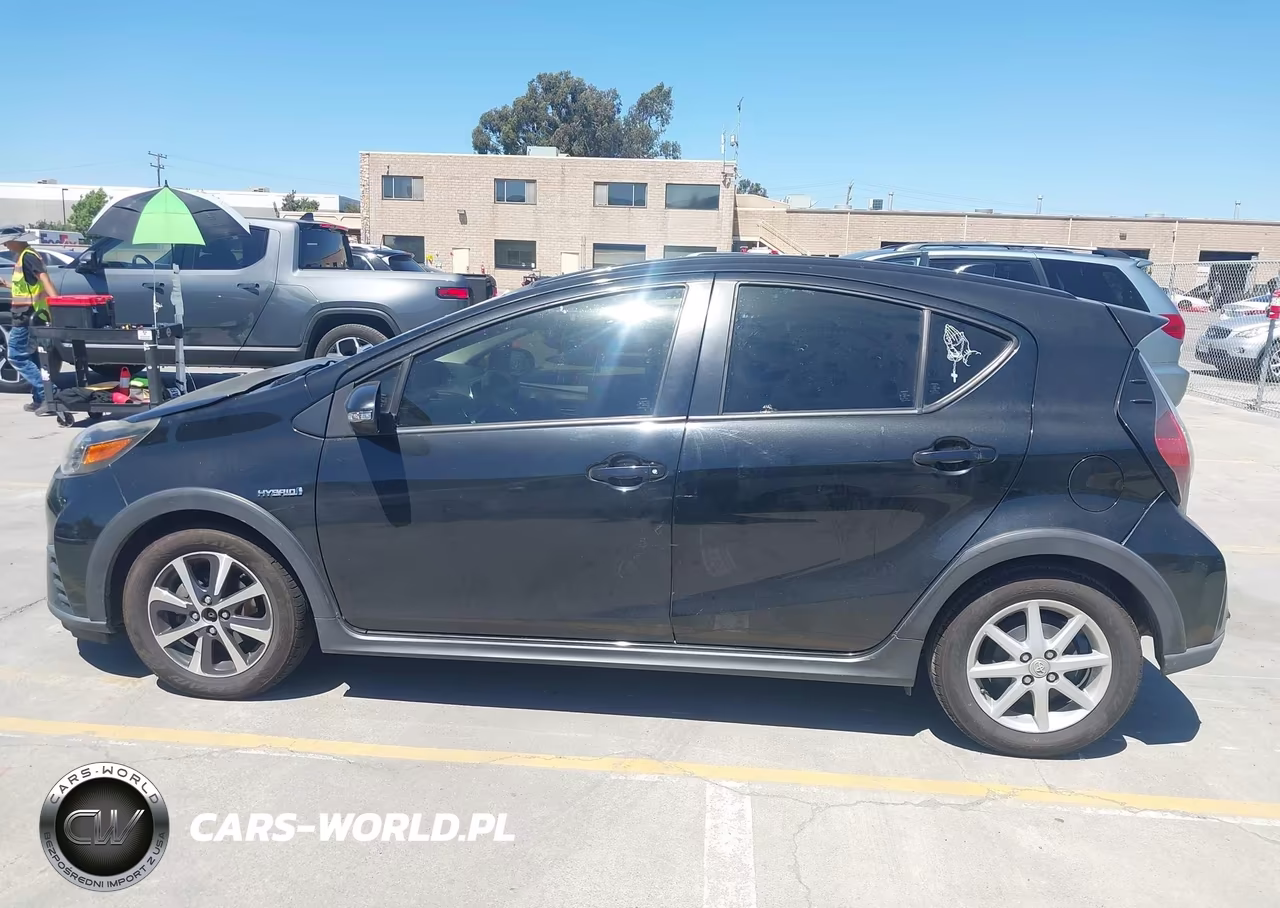 2018 Toyota Prius C One VIN:JTDKDTB38J1615137 - 17