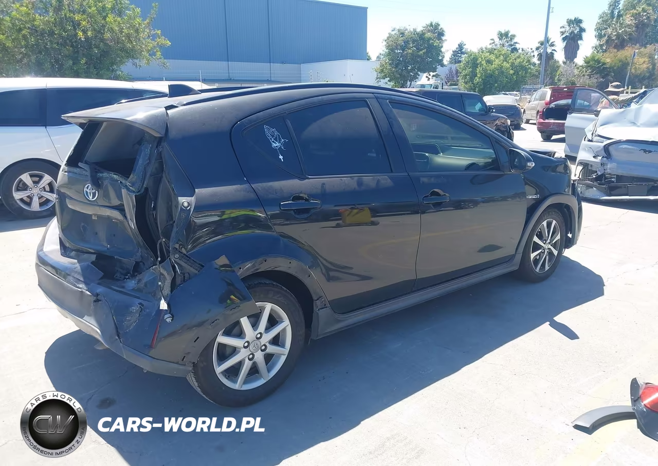 2018 Toyota Prius C One VIN:JTDKDTB38J1615137 - 4