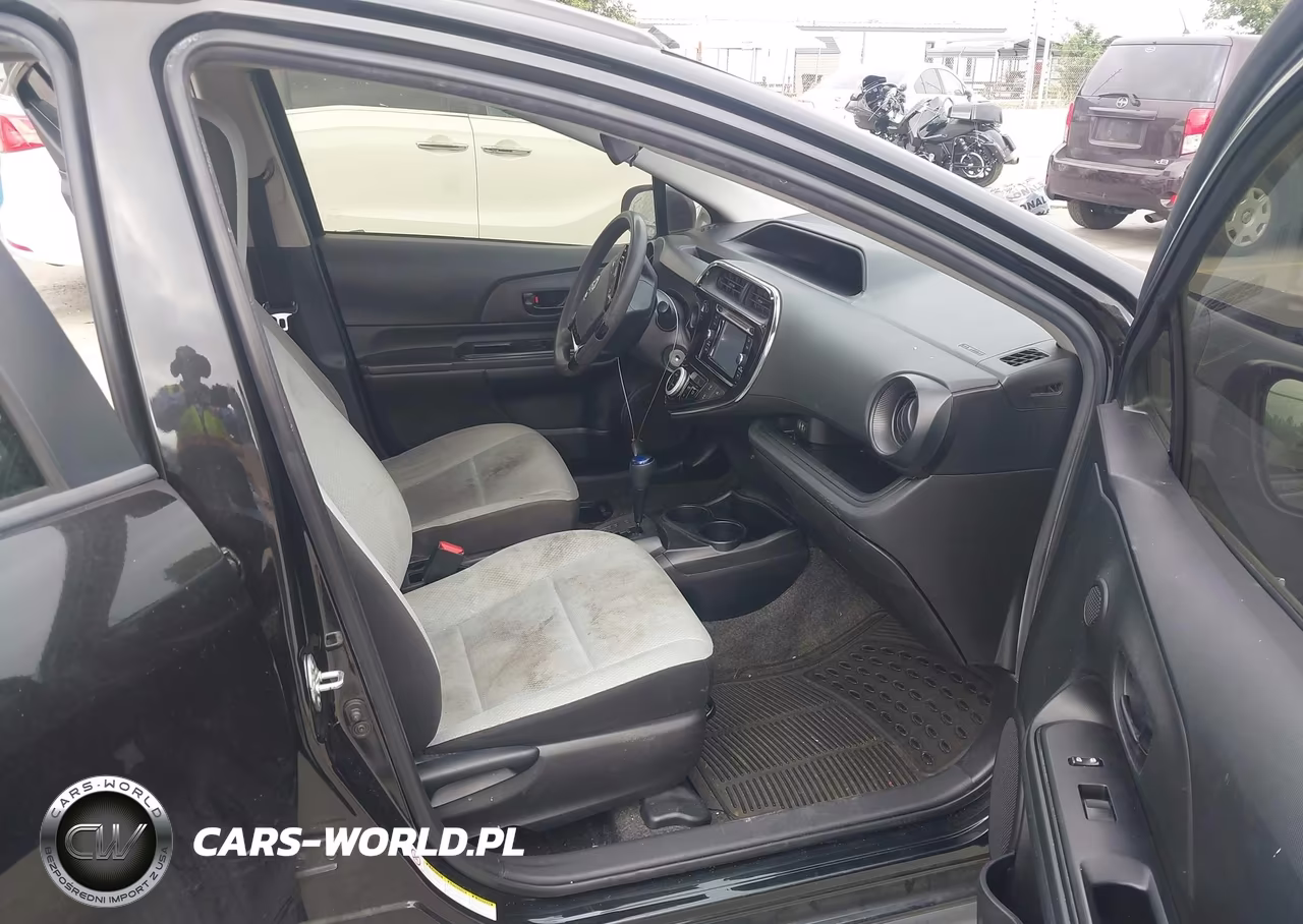 2018 Toyota Prius C One VIN:JTDKDTB38J1615137 - 5