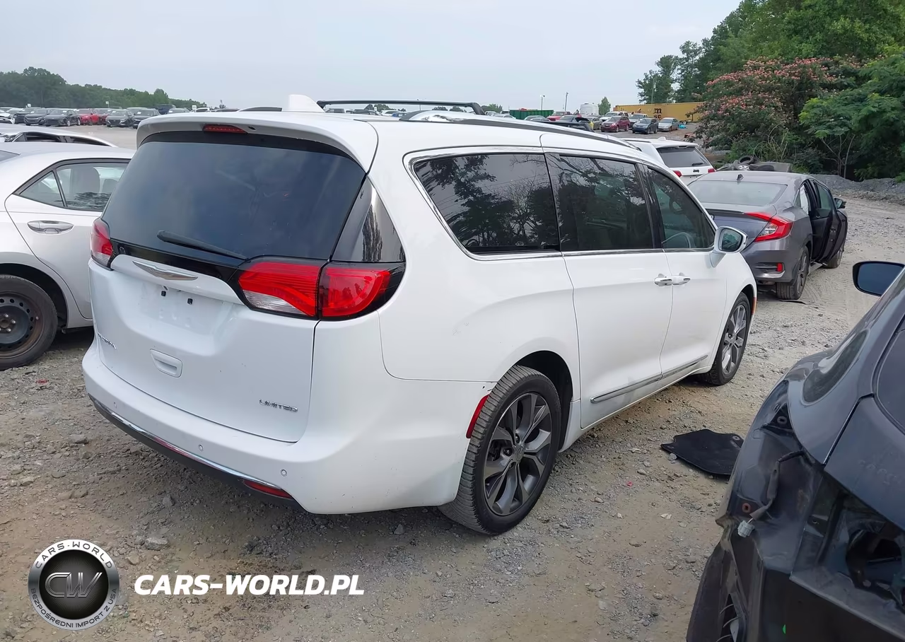 2017 Chrysler Pacifica Limited VIN:2C4RC1GGXHR528153 - 4