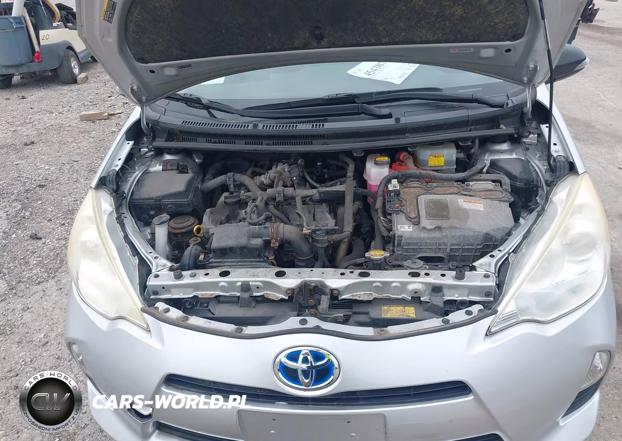 2013 Toyota Prius C Two VIN:JTDKDTB33D1550914 - 10