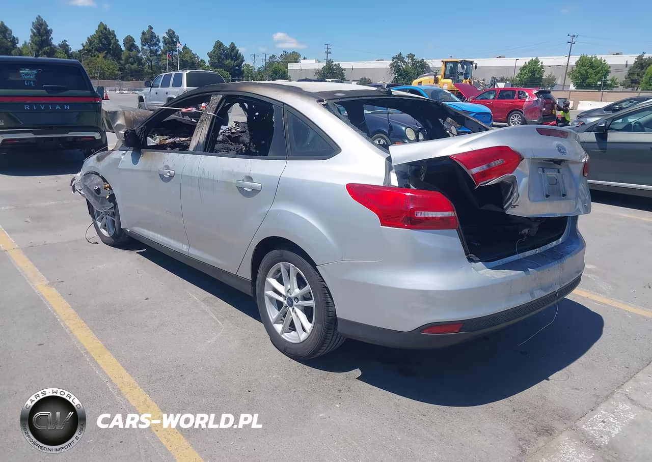 2018 Ford Focus Se VIN:1FADP3F27JL328934 - 3
