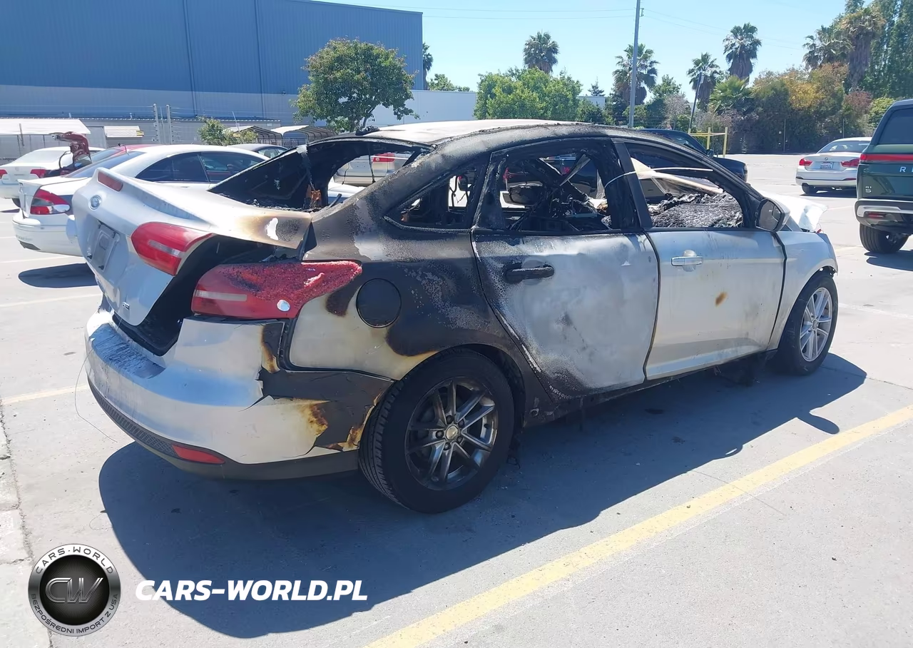 2018 Ford Focus Se VIN:1FADP3F27JL328934 - 4
