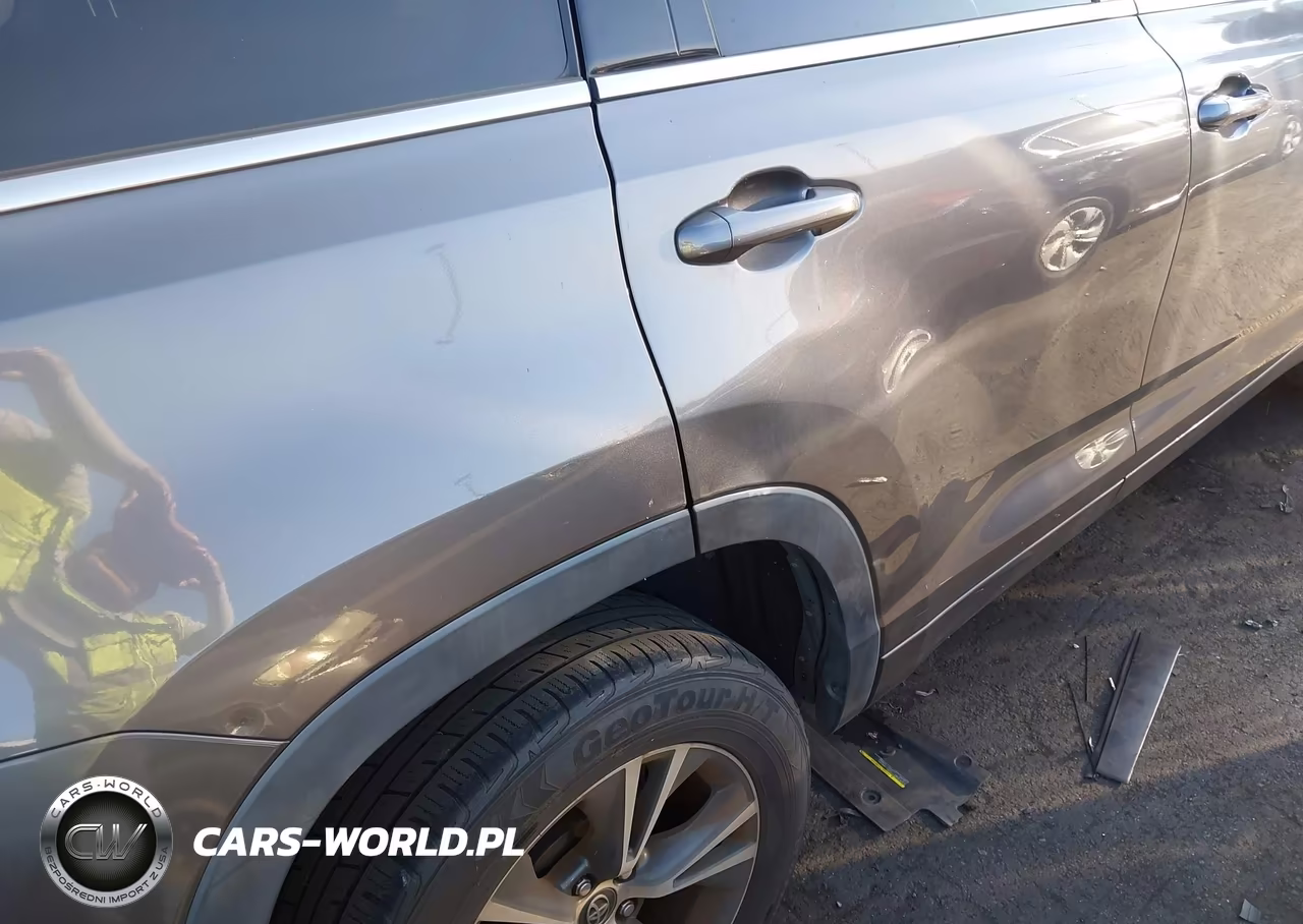 2018 Toyota Highlander Le VIN:5TDZARFHXJS034337 - 18