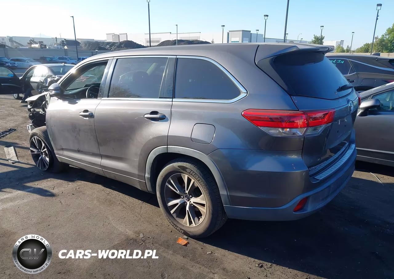 2018 Toyota Highlander Le VIN:5TDZARFHXJS034337 - 3