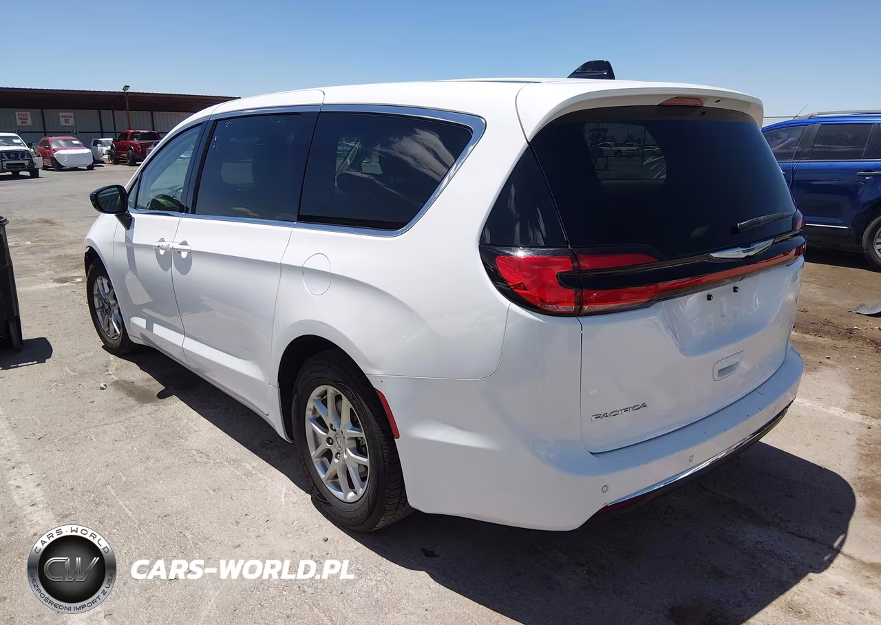2024 Chrysler Pacifica Touring L VIN:2C4RC1BG8RR152089 - 3
