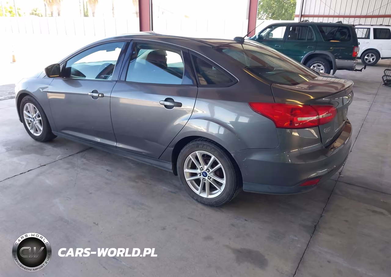 2015 Ford Focus Se VIN:1FADP3F22FL205579 - 3