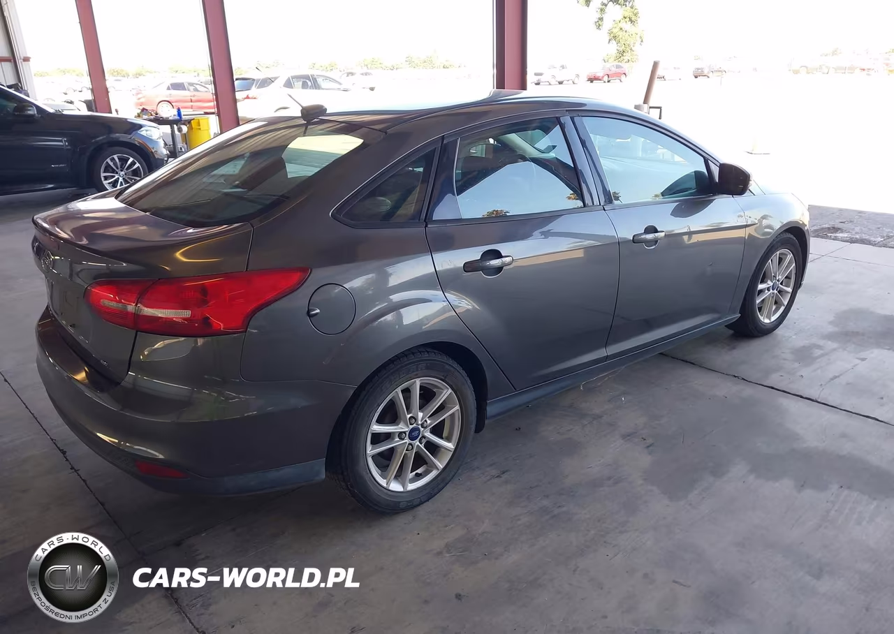 2015 Ford Focus Se VIN:1FADP3F22FL205579 - 4