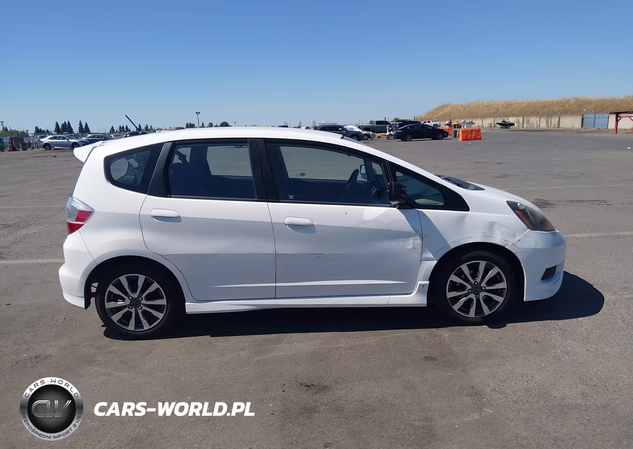 2013 Honda Fit Sport VIN:JHMGE8H56DC006628 - 13