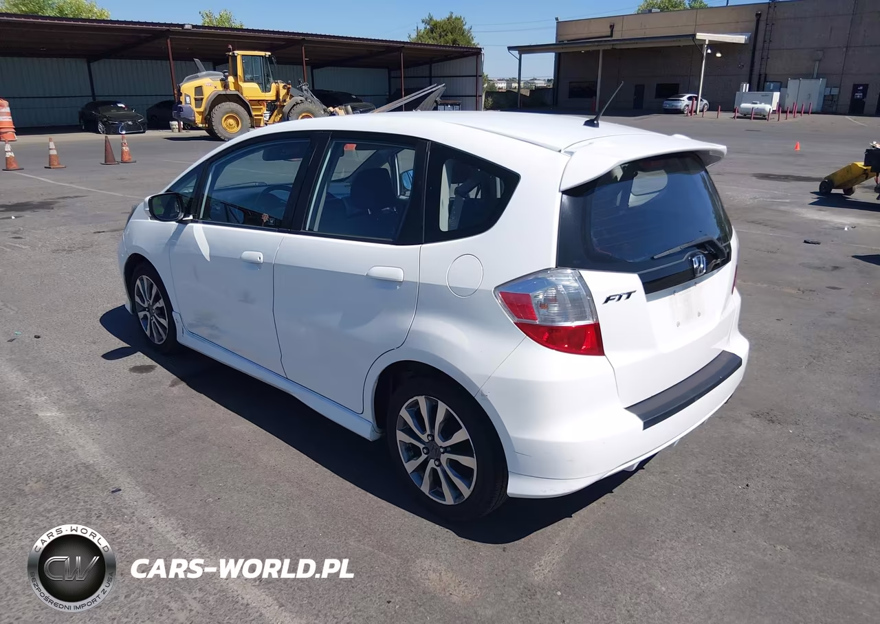 2013 Honda Fit Sport VIN:JHMGE8H56DC006628 - 3