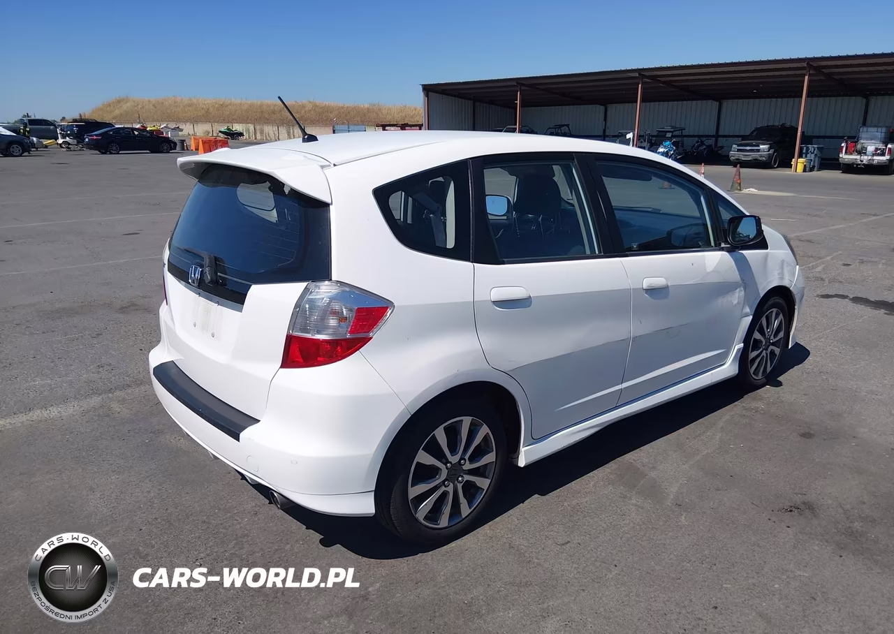 2013 Honda Fit Sport VIN:JHMGE8H56DC006628 - 4